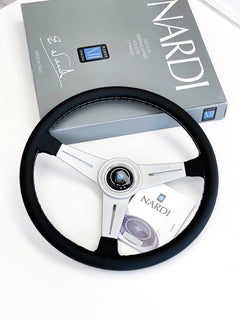 NARDI CLASSIC VWエンブレム 79-4010 - EMPI-VW-Steering-Wheel-Classic-Black-Foam-Grip