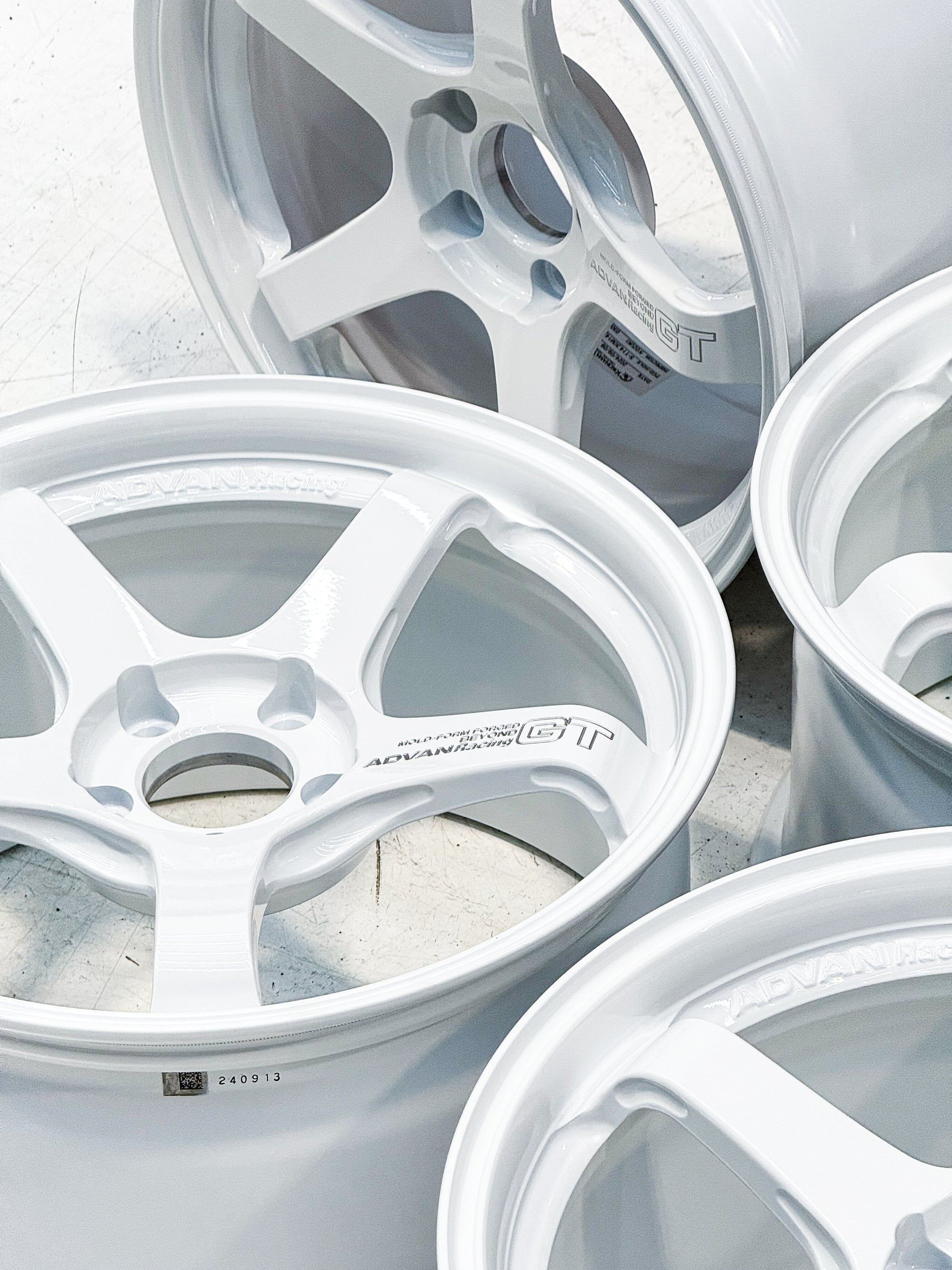 ADVAN RACING GT BEYOND 18X9.5 +45 5X114.3 RACING WHITE