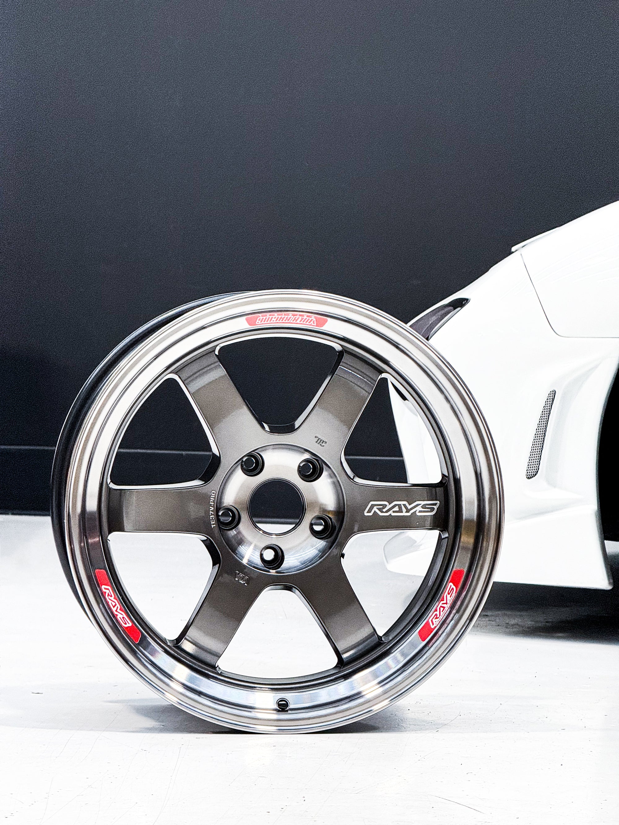 TE37V-PRO 18X9.5 +15 5X114.3 PRSSED GRAPHITE