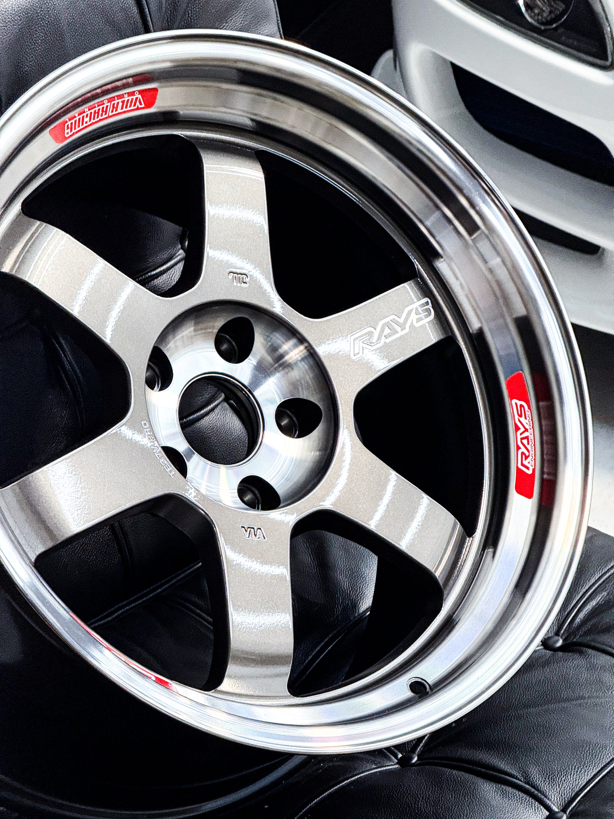 TE37V-PRO 18X9.5 +15 5X114.3 PRSSED GRAPHITE