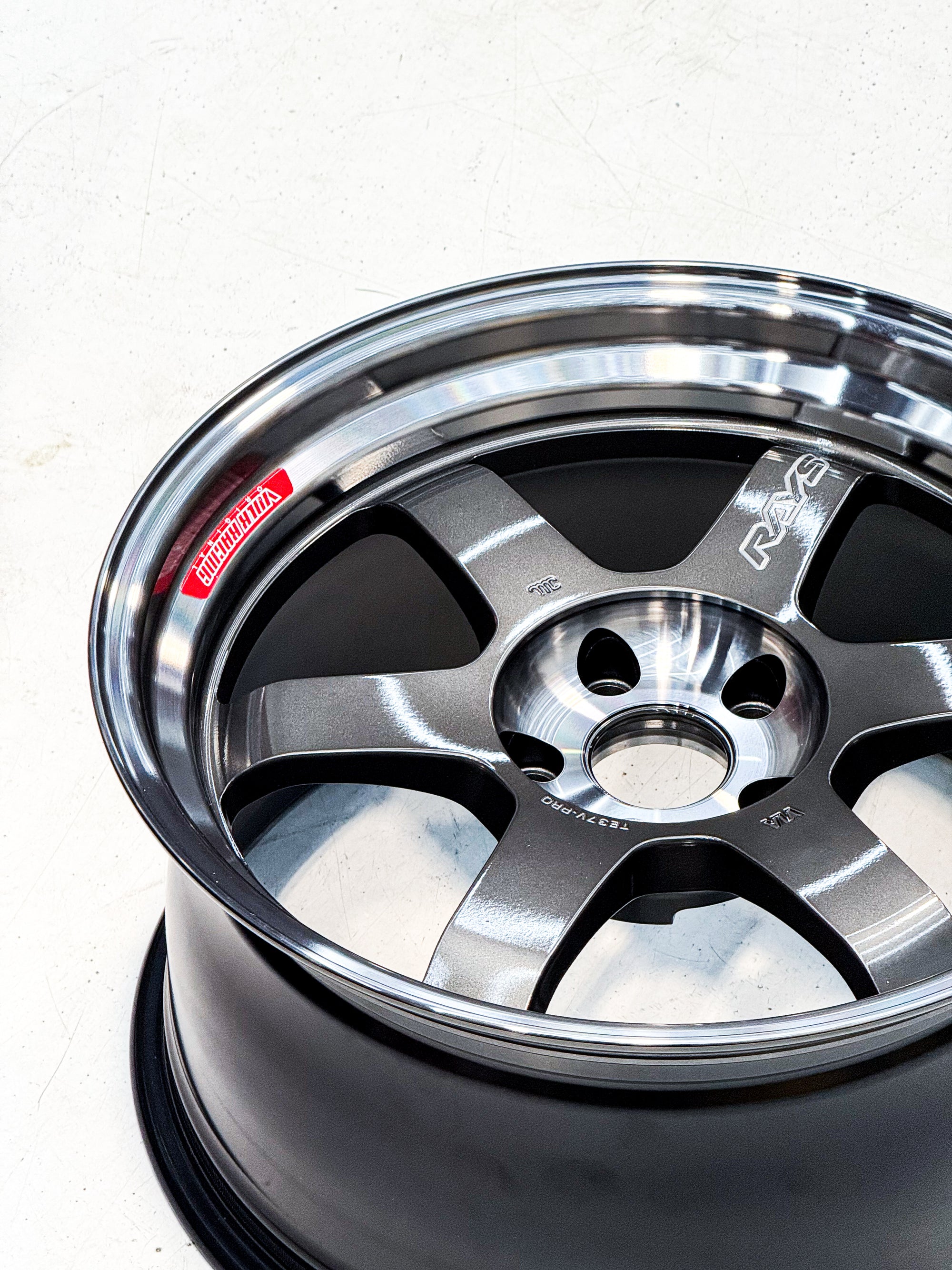 TE37V-PRO 18X9.5 +15 5X114.3 PRSSED GRAPHITE