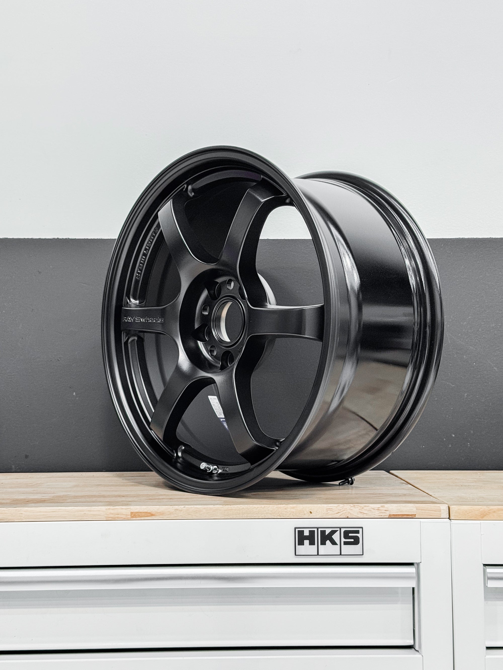 GRAM LIGHTS 57DR 18X8.5 +37 5X114.3 SB