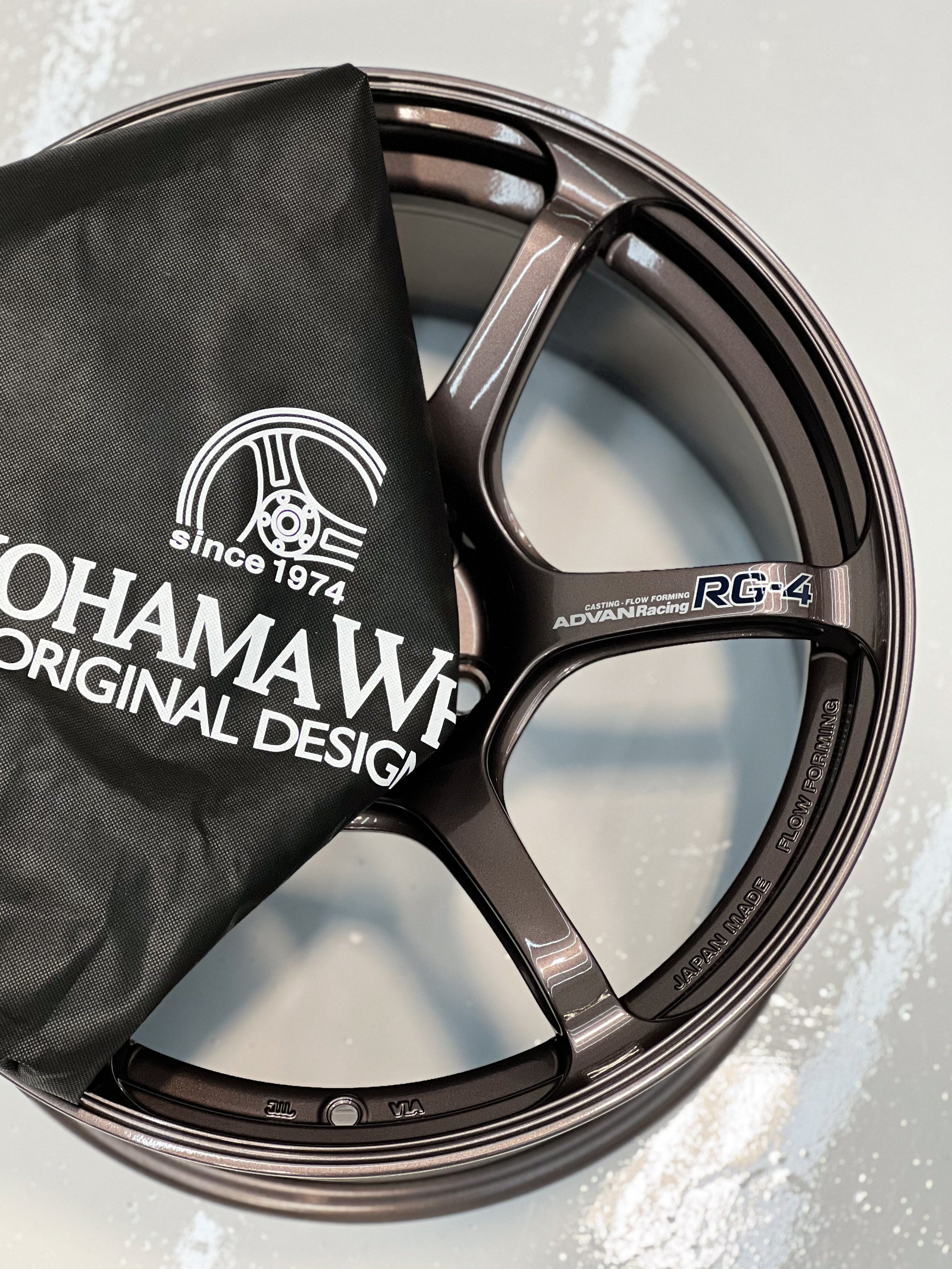 ADVAN RACING RG-4 18X9.5 +35 5x114.3 RCB