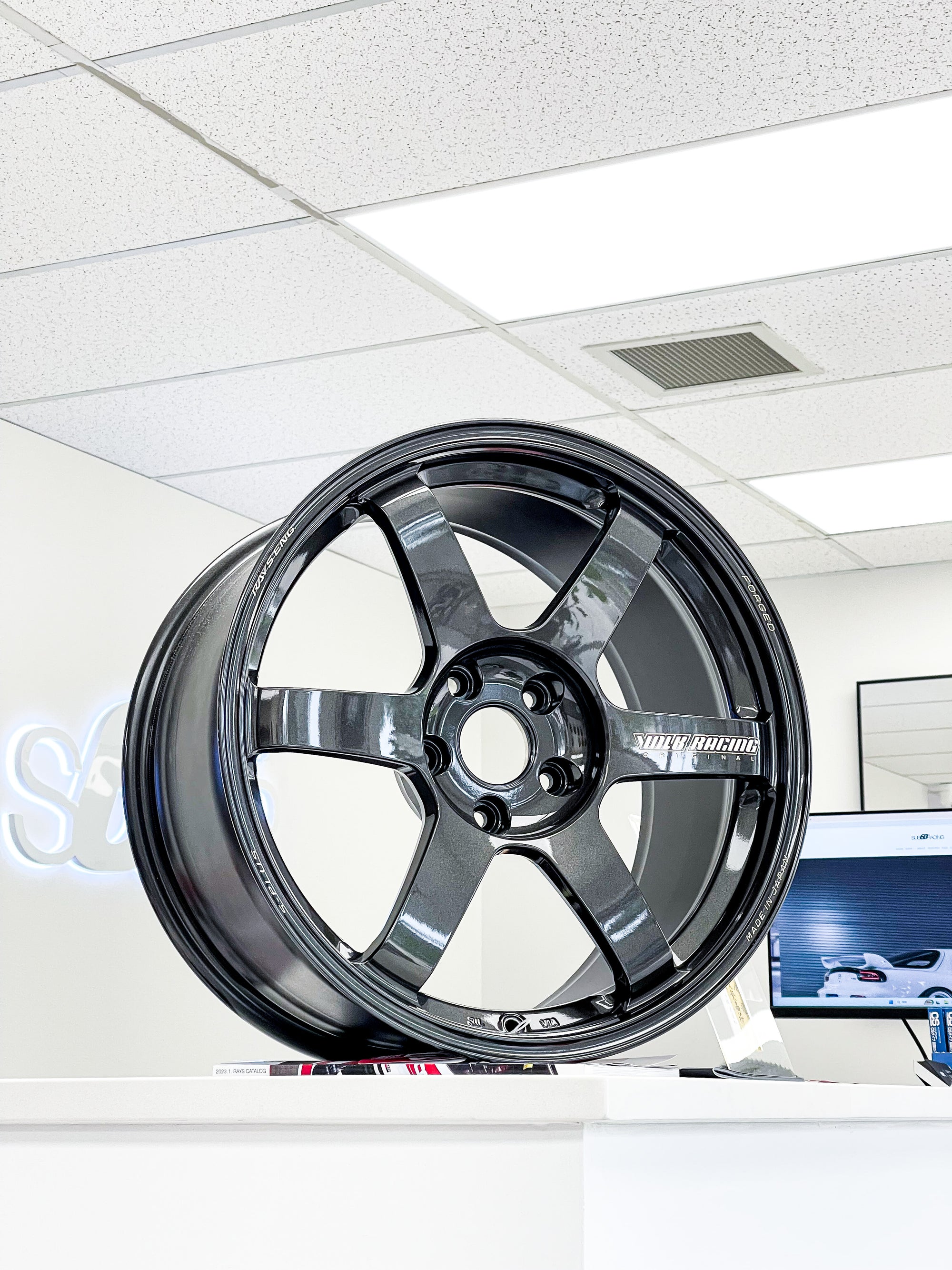 VOLK RACING TE37 SAGA S-PLUG 18X9.5 +38 MM