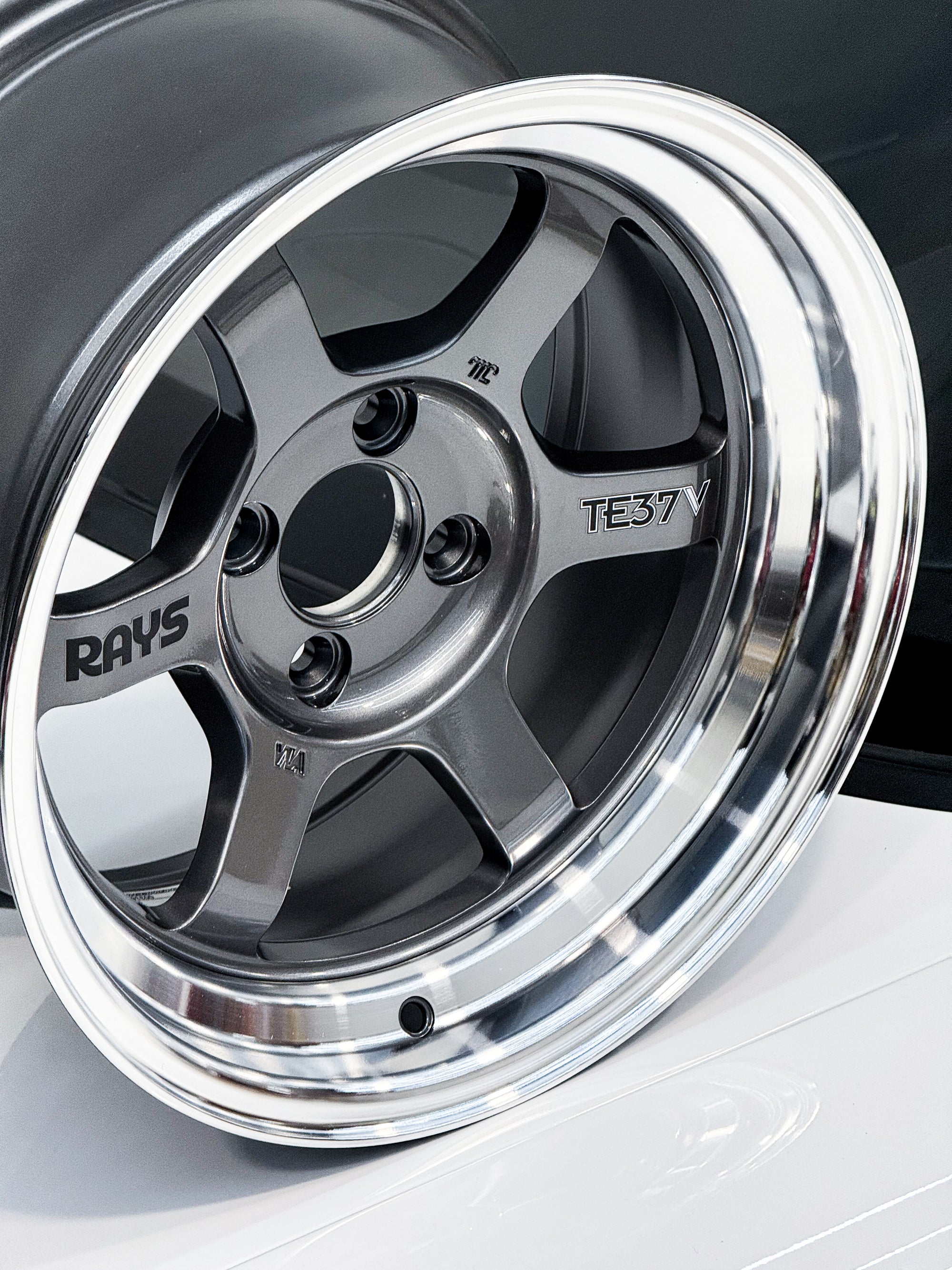 TE37V 15X8 ET0 4X100 GUNMETALLIC POLISH RIM