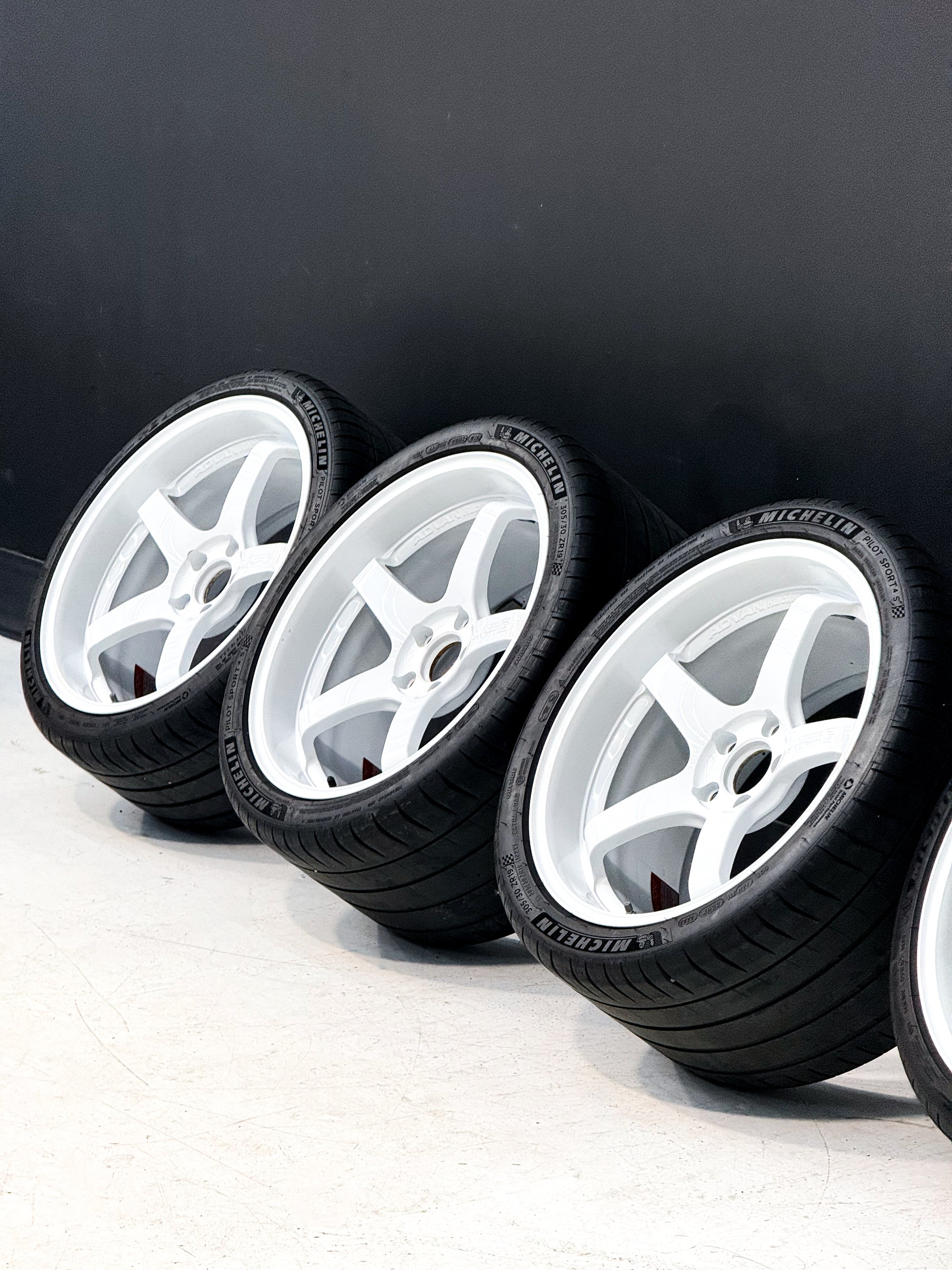 PRE-OWNED ADVAN RACING GT PREMIUM A90