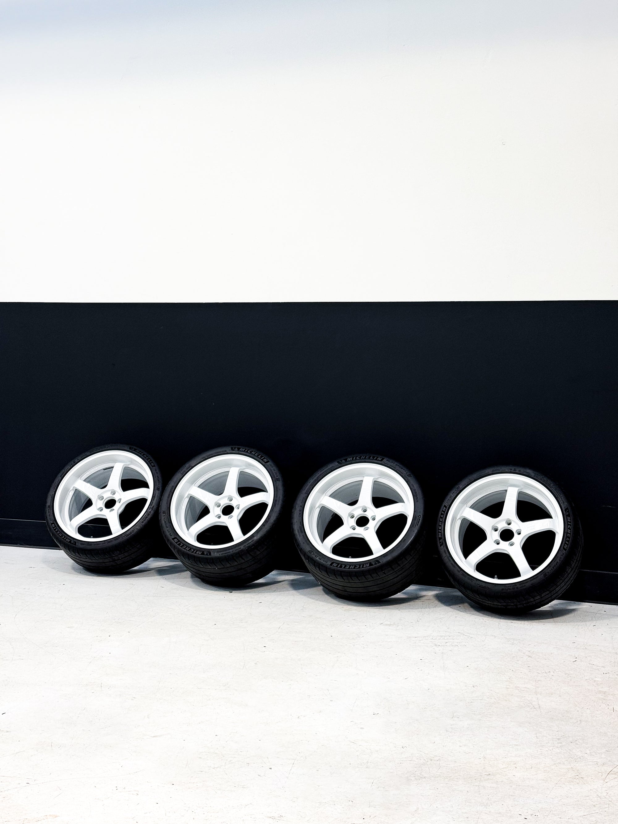 PRE-OWNED ADVAN RACING GT PREMIUM A90