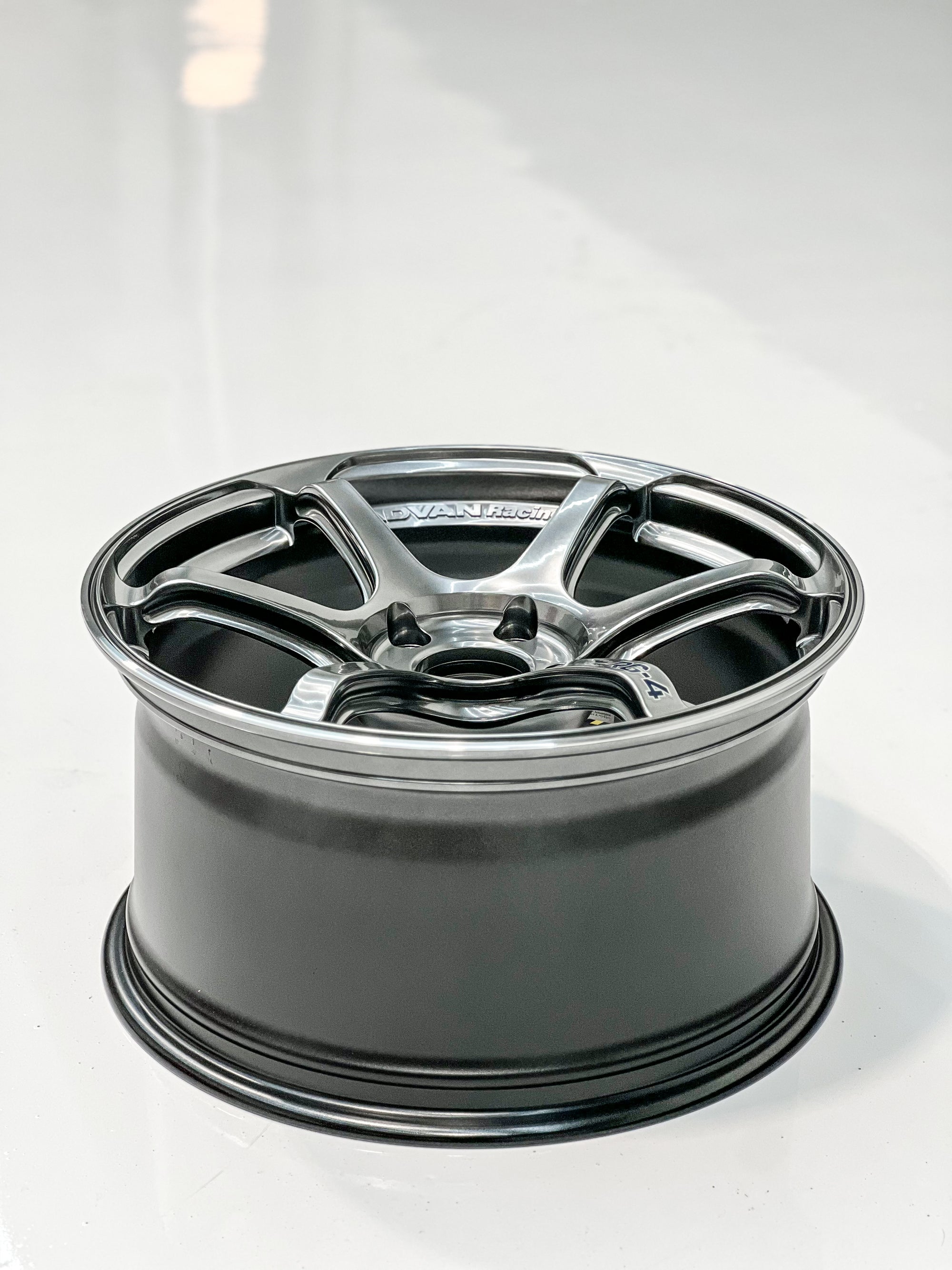 ADVAN RACING RG-4 18X9.5 +45 5X120 HBR