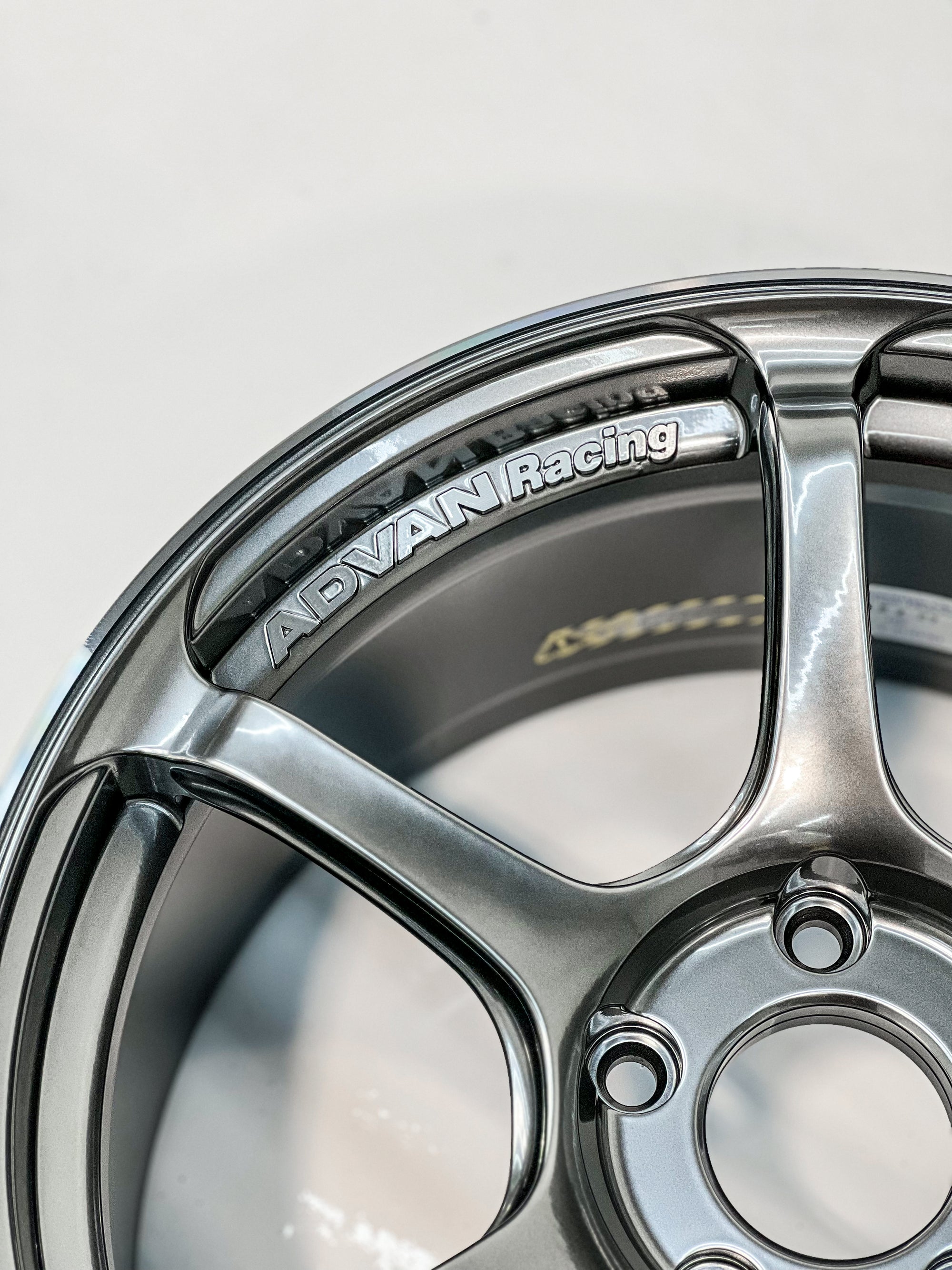 ADVAN RACING RG-4 18X9.5 +45 5X120 HBR