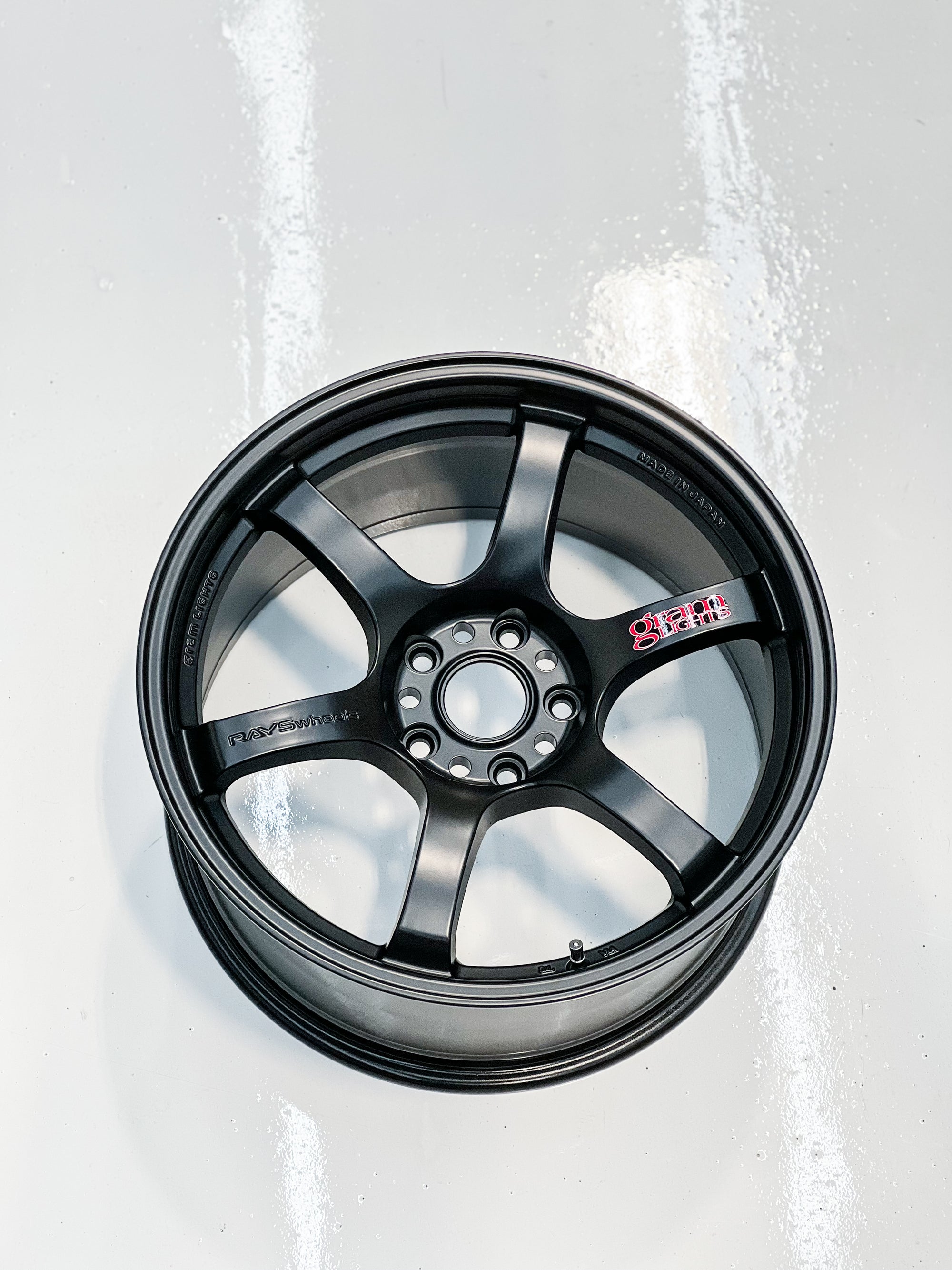 GRAM LIGHTS 57DR 18X9.5 +38 5X114.3 SB