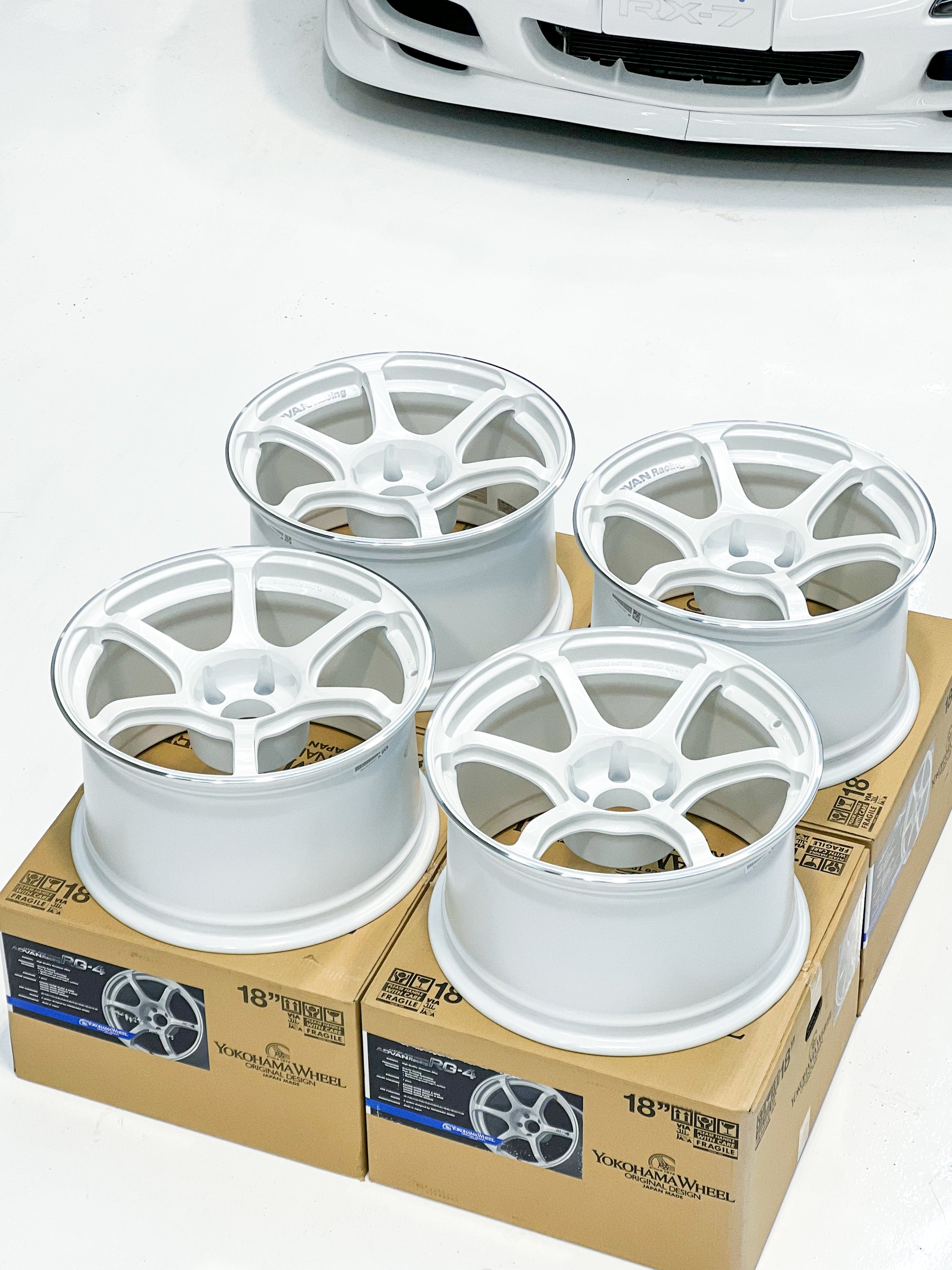 ADVAN RACING RG-4 18X9.5 +35 5X114.3 WMR
