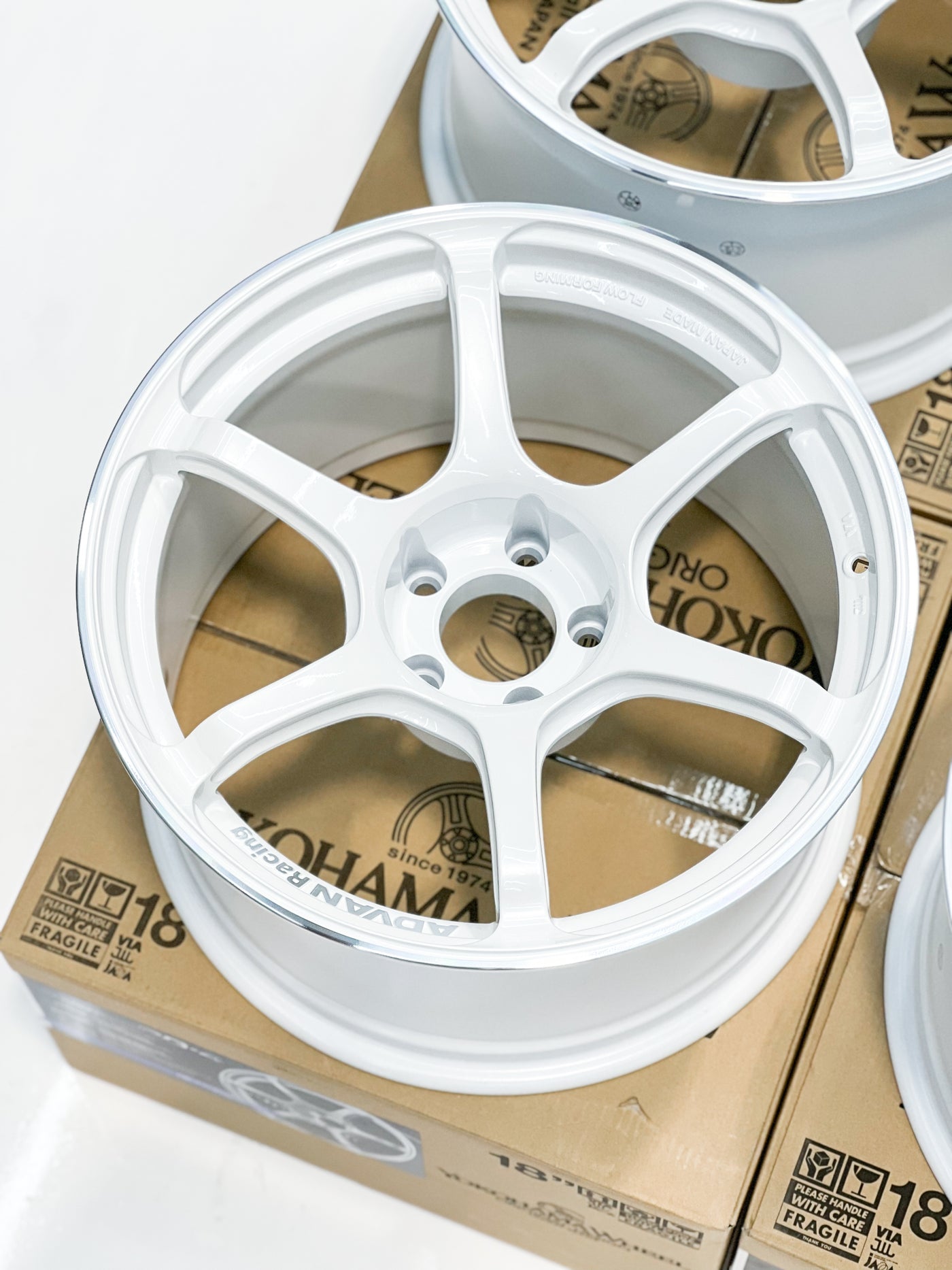 ADVAN RACING RG-4 18X9.5 +35 5X114.3 WMR