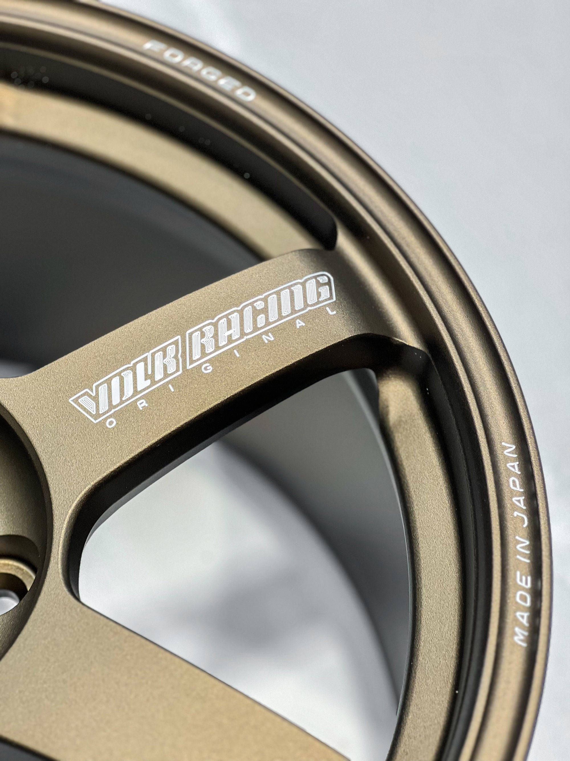 VOLK RACING TE37 SAGA S-PLUG 18X9.5 +38 BR