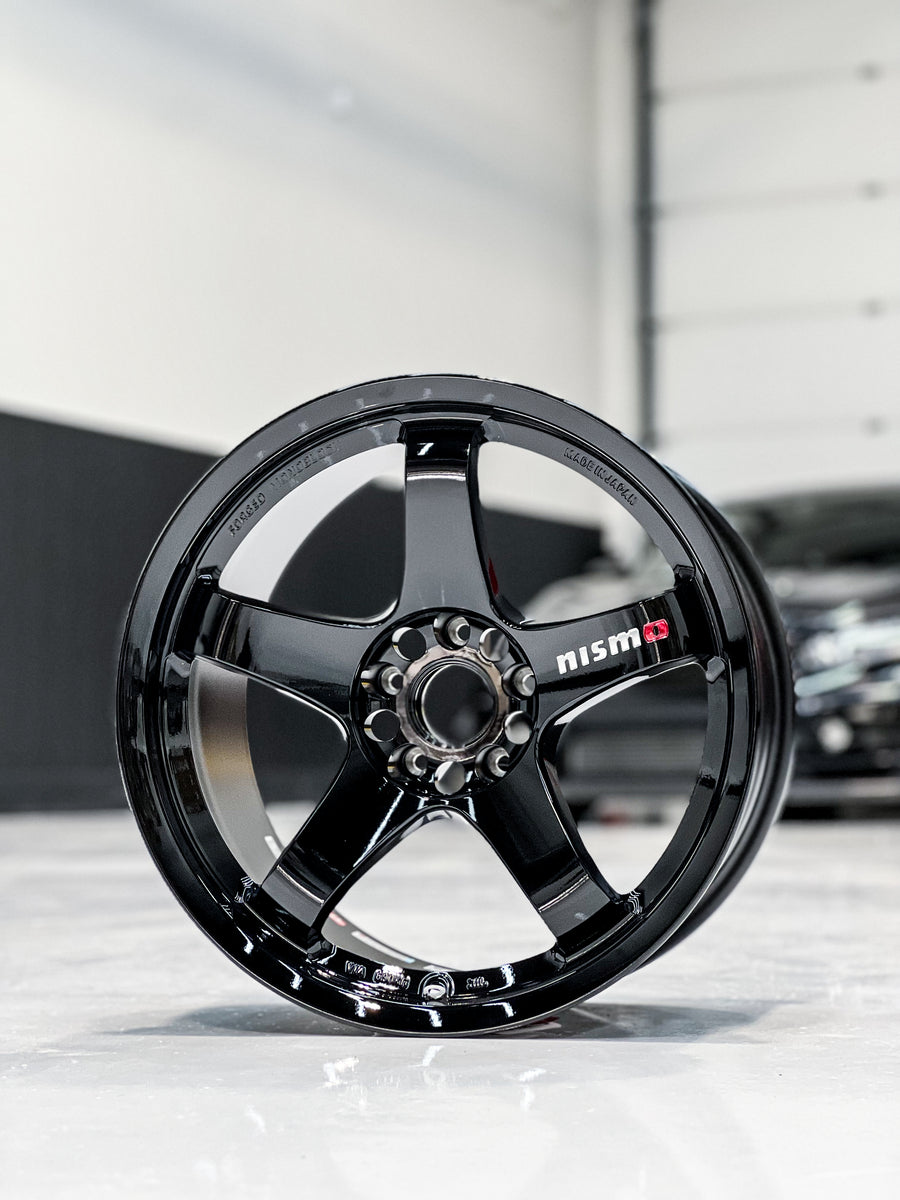 NISMO LMGT4 18X10.5 +15 5X114.3 GLOSS BLACK