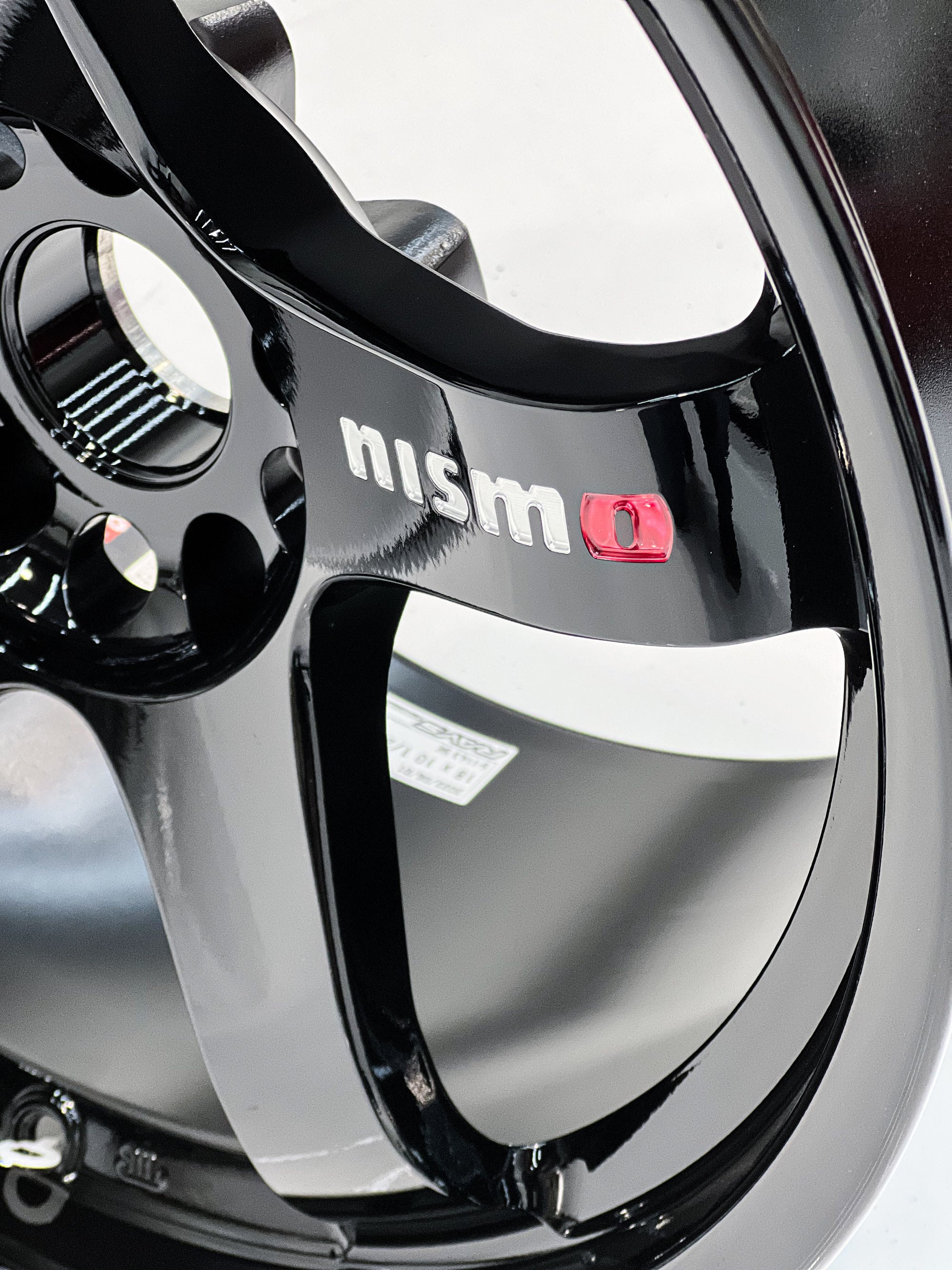NISMO LMGT4 18X10.5 +15 5X114.3 GLOSS BLACK