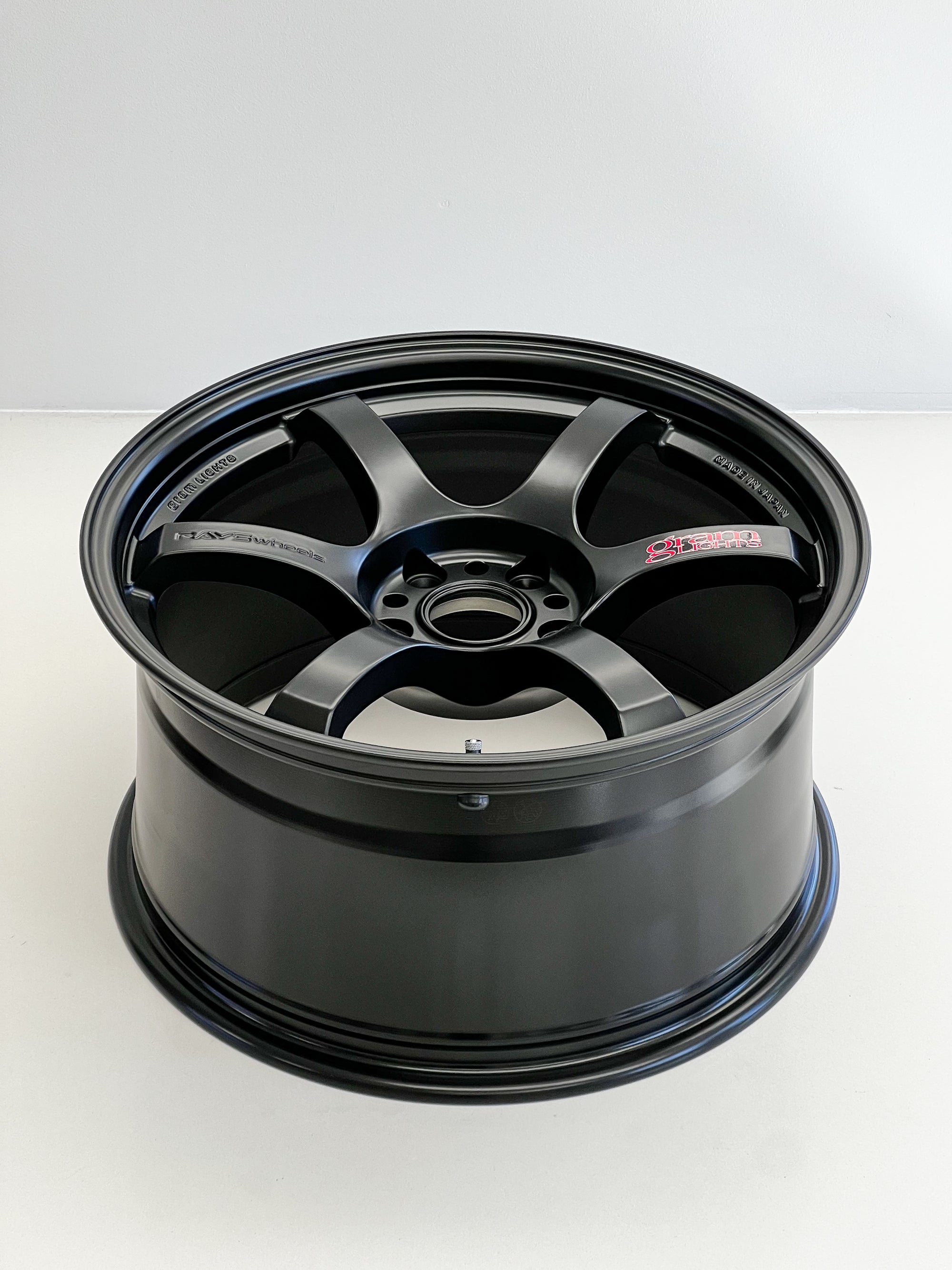 GRAM LIGHTS 57DR 18X9.5 +22 5X114.3 SB