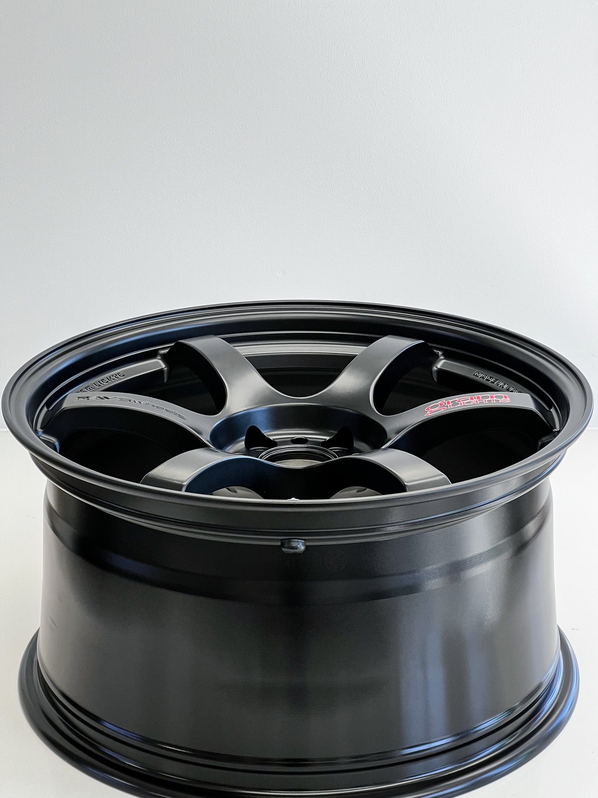 GRAM LIGHTS 57DR 18X9.5 +22 5X114.3 SB