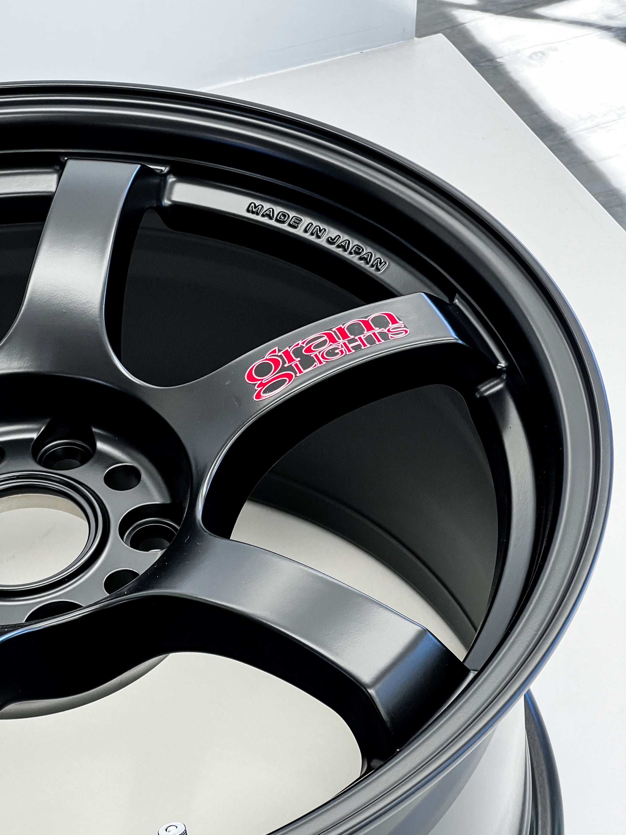 GRAM LIGHTS 57DR 18X9.5 +22 5X114.3 SB