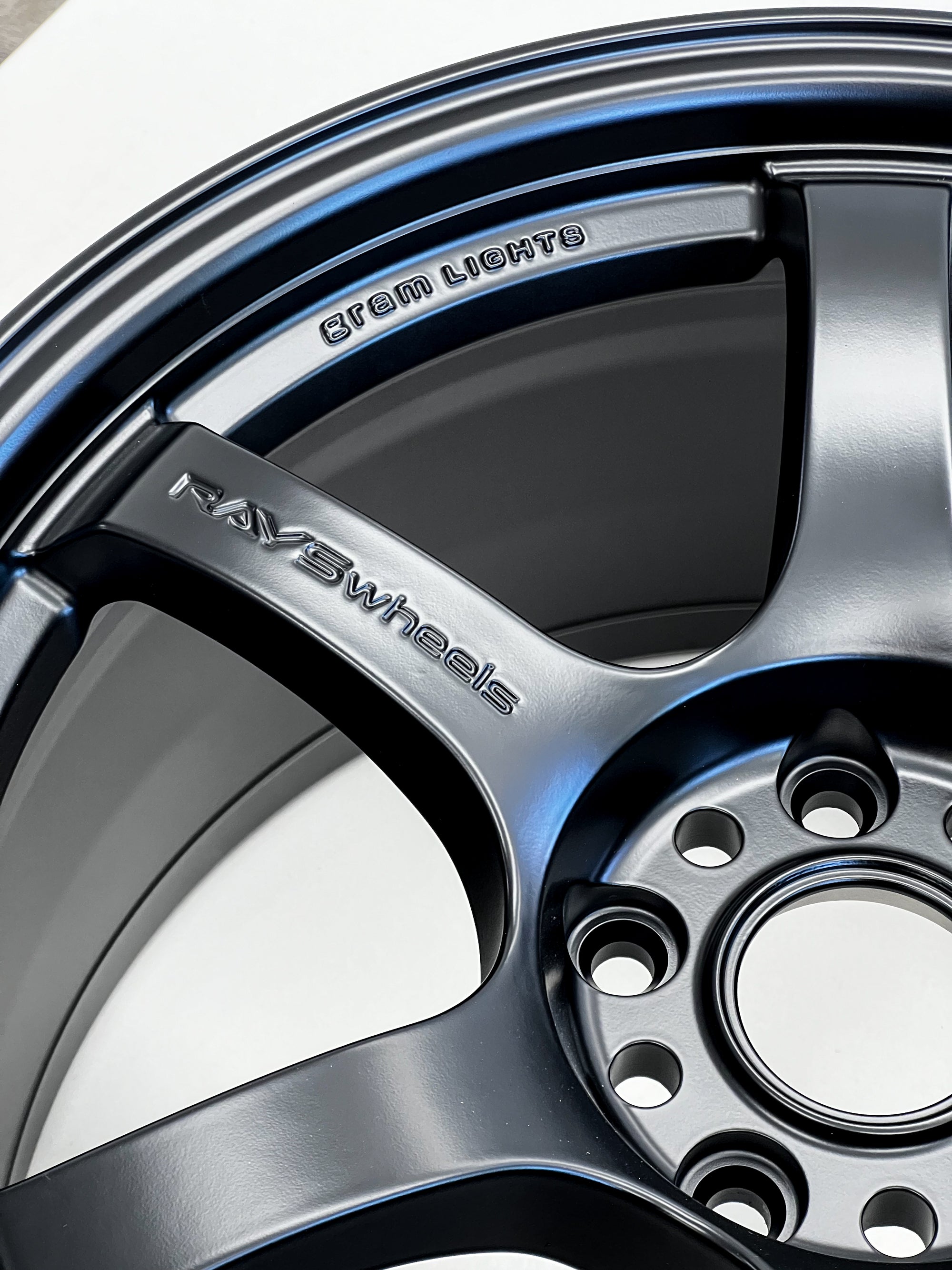 GRAM LIGHTS 57DR 18X9.5 +22 5X114.3 SB