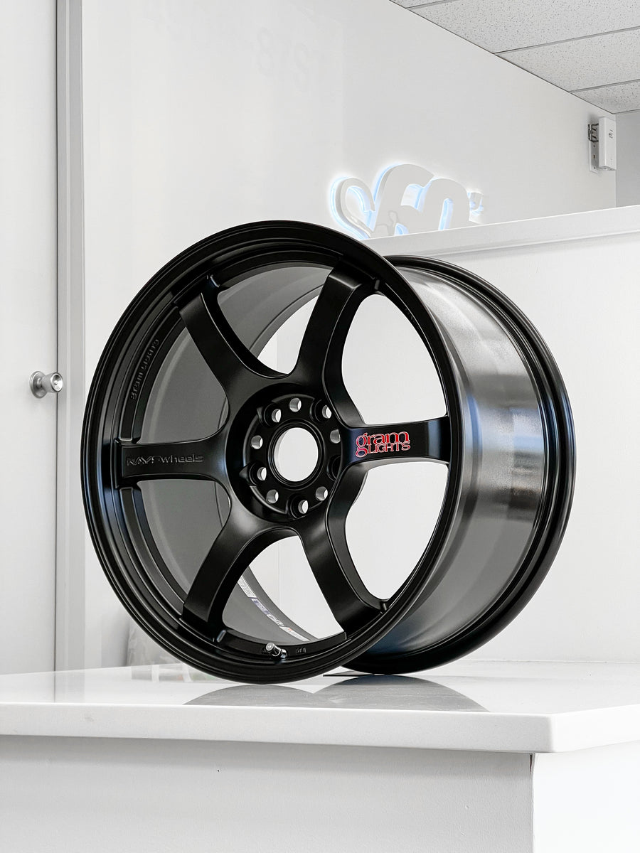 GRAM LIGHTS 57DR 18X9.5 +22 5X114.3 SB