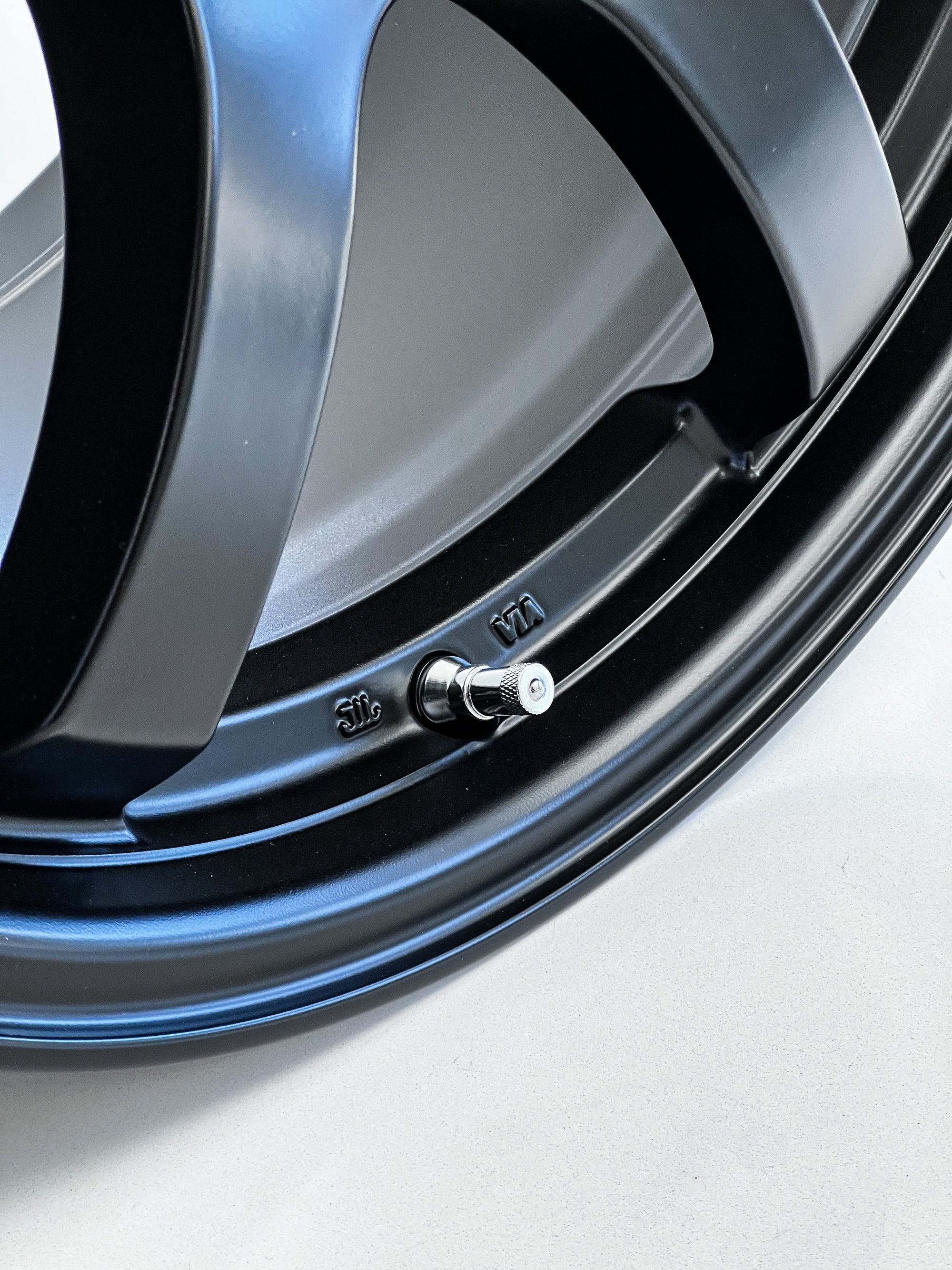 GRAM LIGHTS 57DR 18X9.5 +22 5X114.3 SB