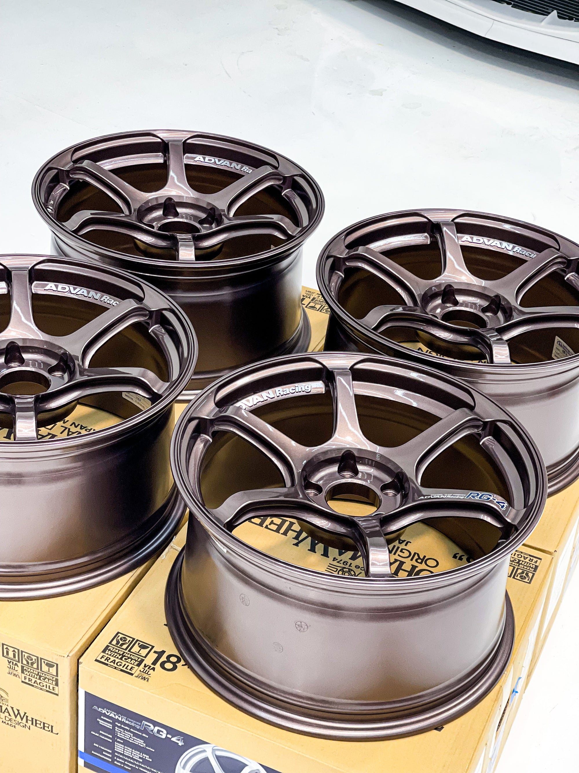 ADVAN RACING RG-4 18X9.5 +35 5x114.3 RCB