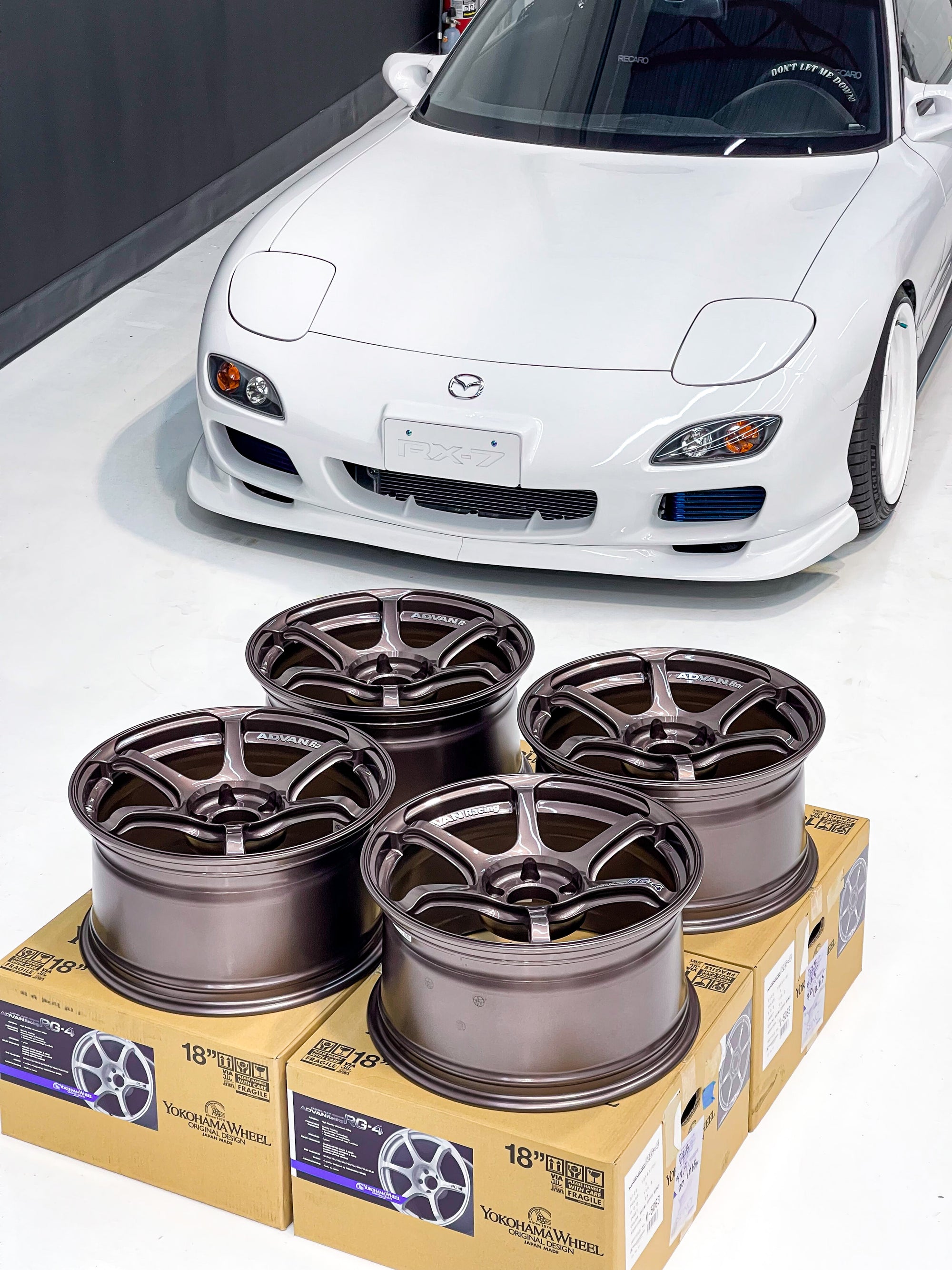 ADVAN RACING RG-4 18X9.5 +35 5x114.3 RCB