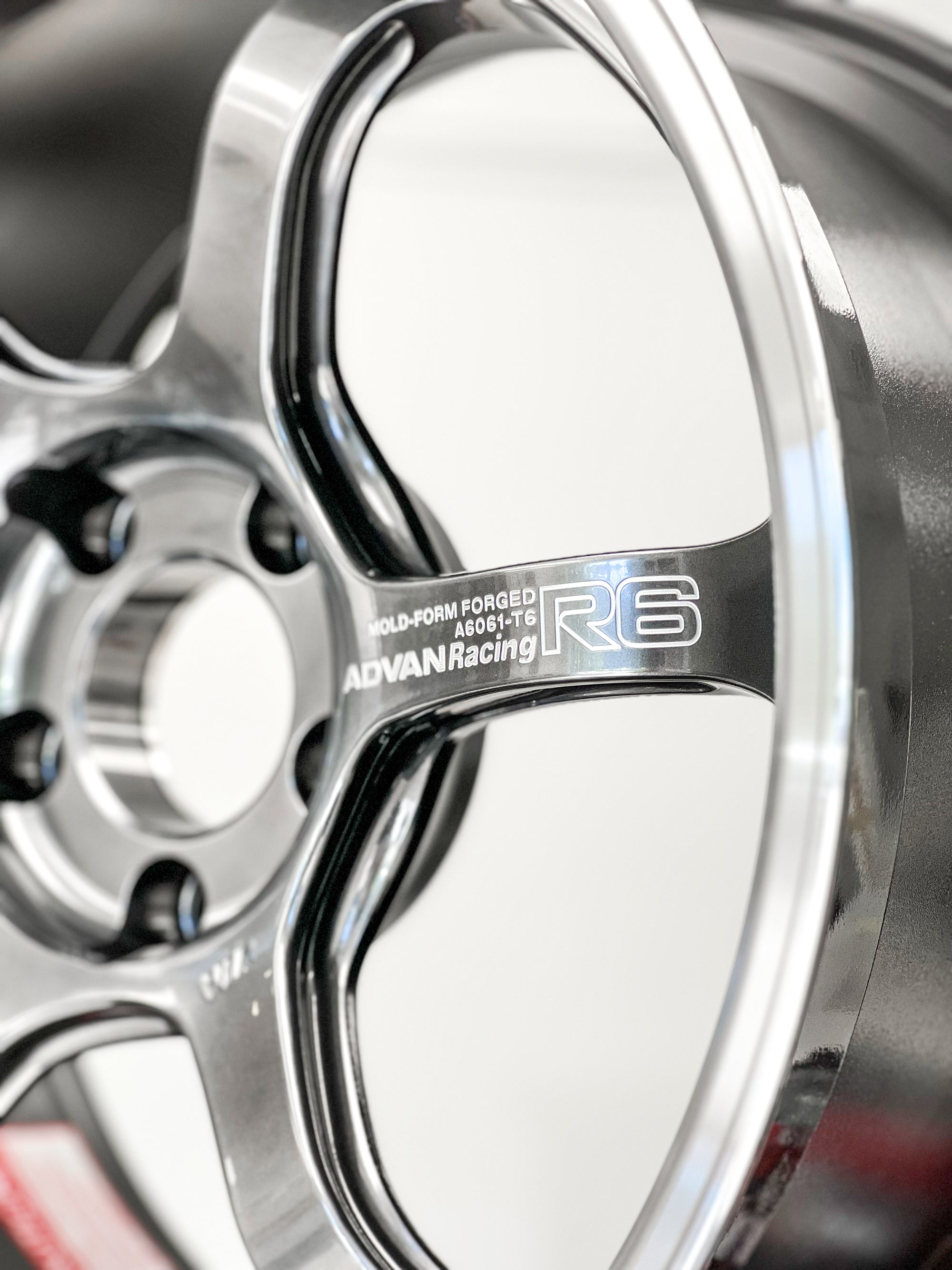 ADVAN RACING R6 18X10.5 +15 5X114.3 MHB