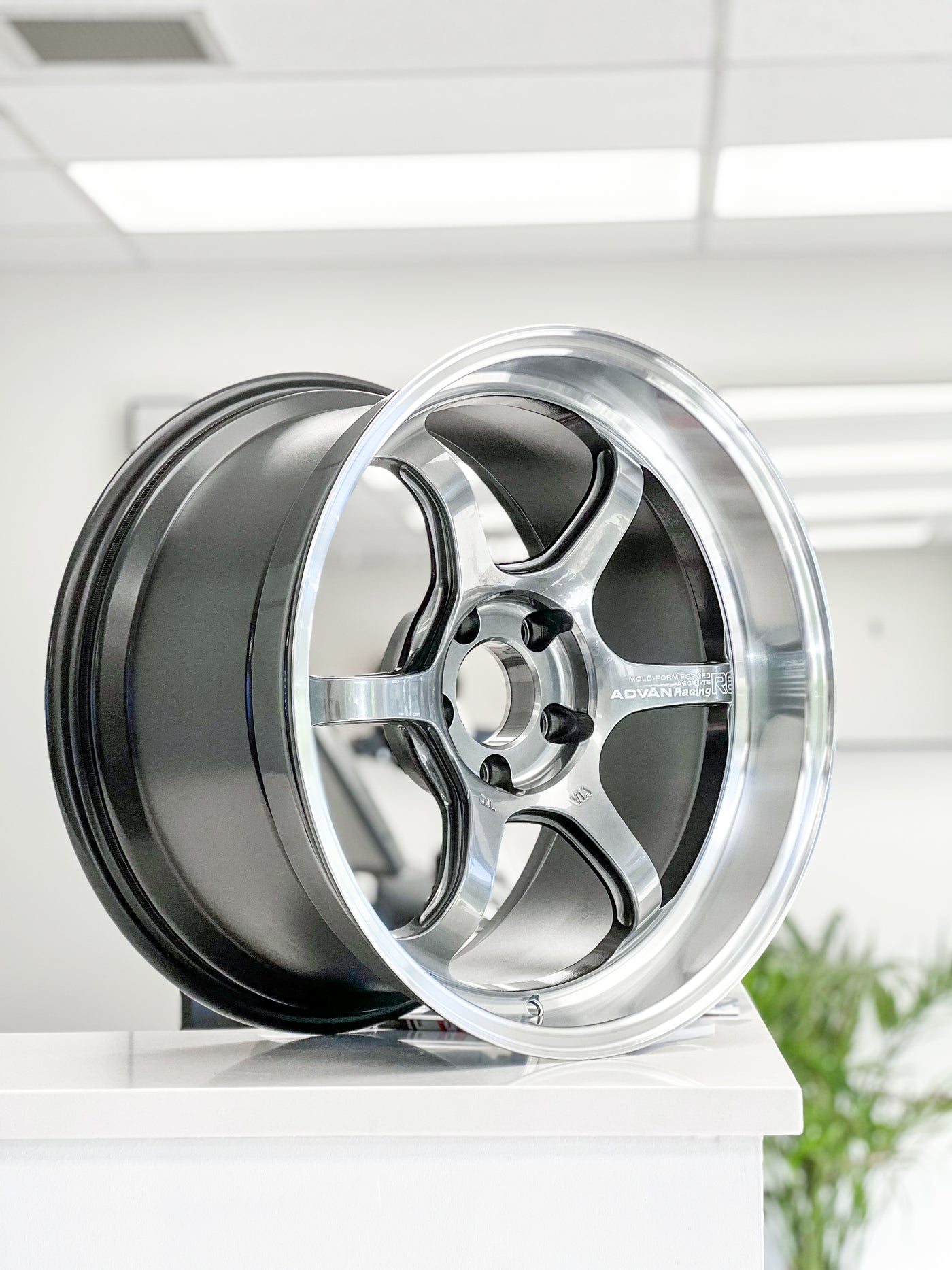 ADVAN RACING R6 18X10.5 +15 5X114.3 MHB