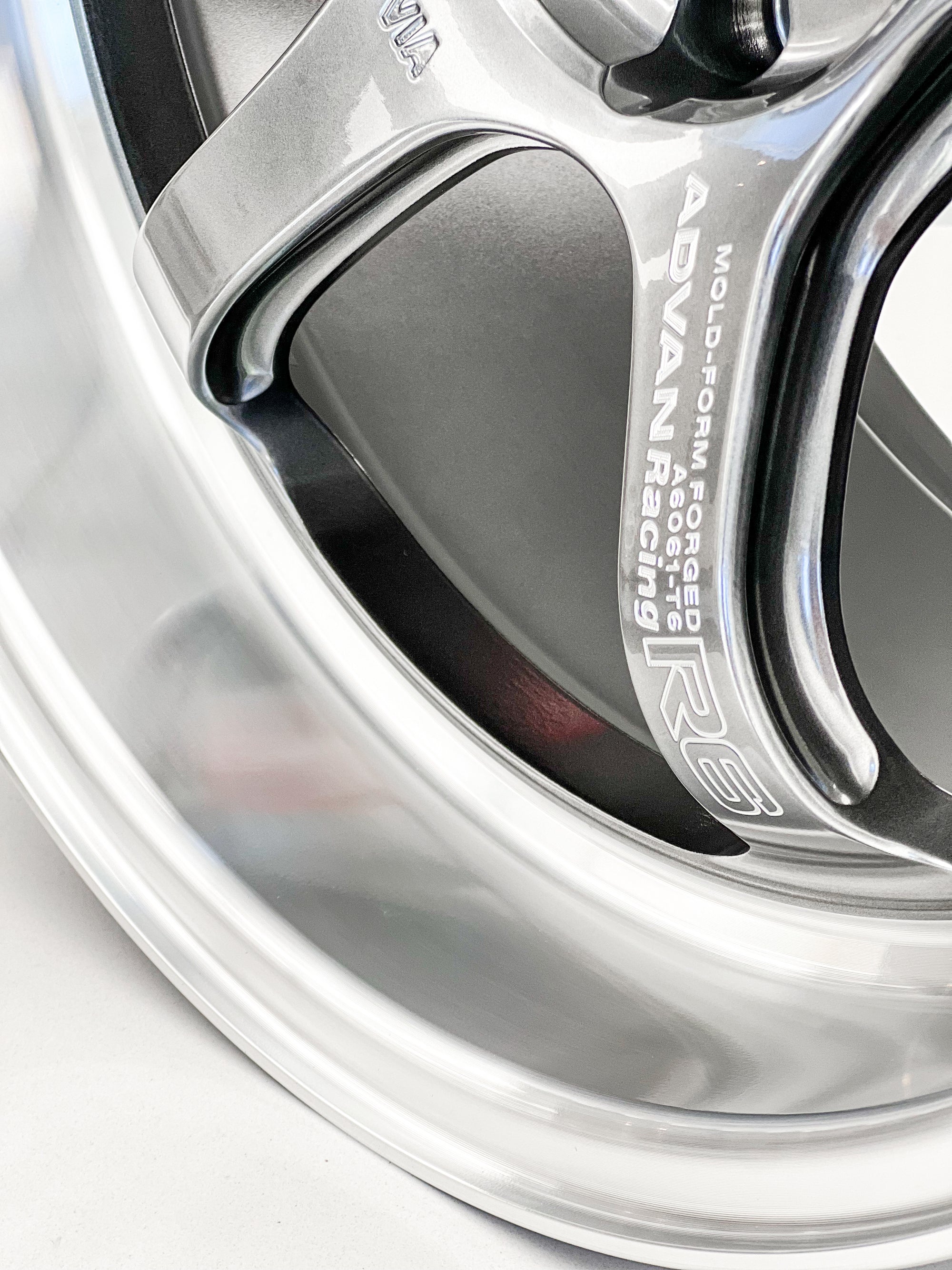 ADVAN RACING R6 18X10.5 +15 5X114.3 MHB