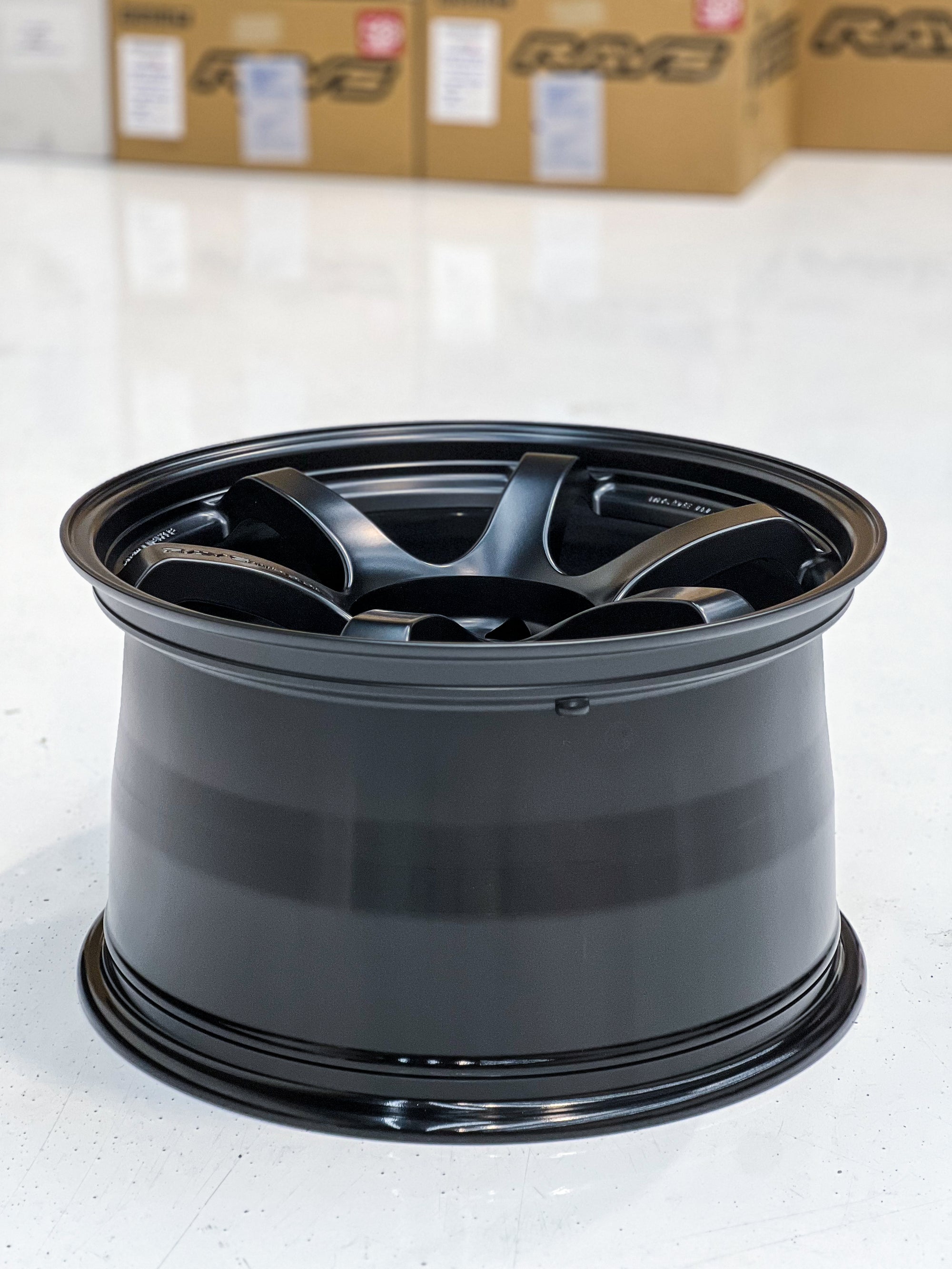 GRAM LIGHTS 57DR 18X10.5 +22 5X114.3 SB