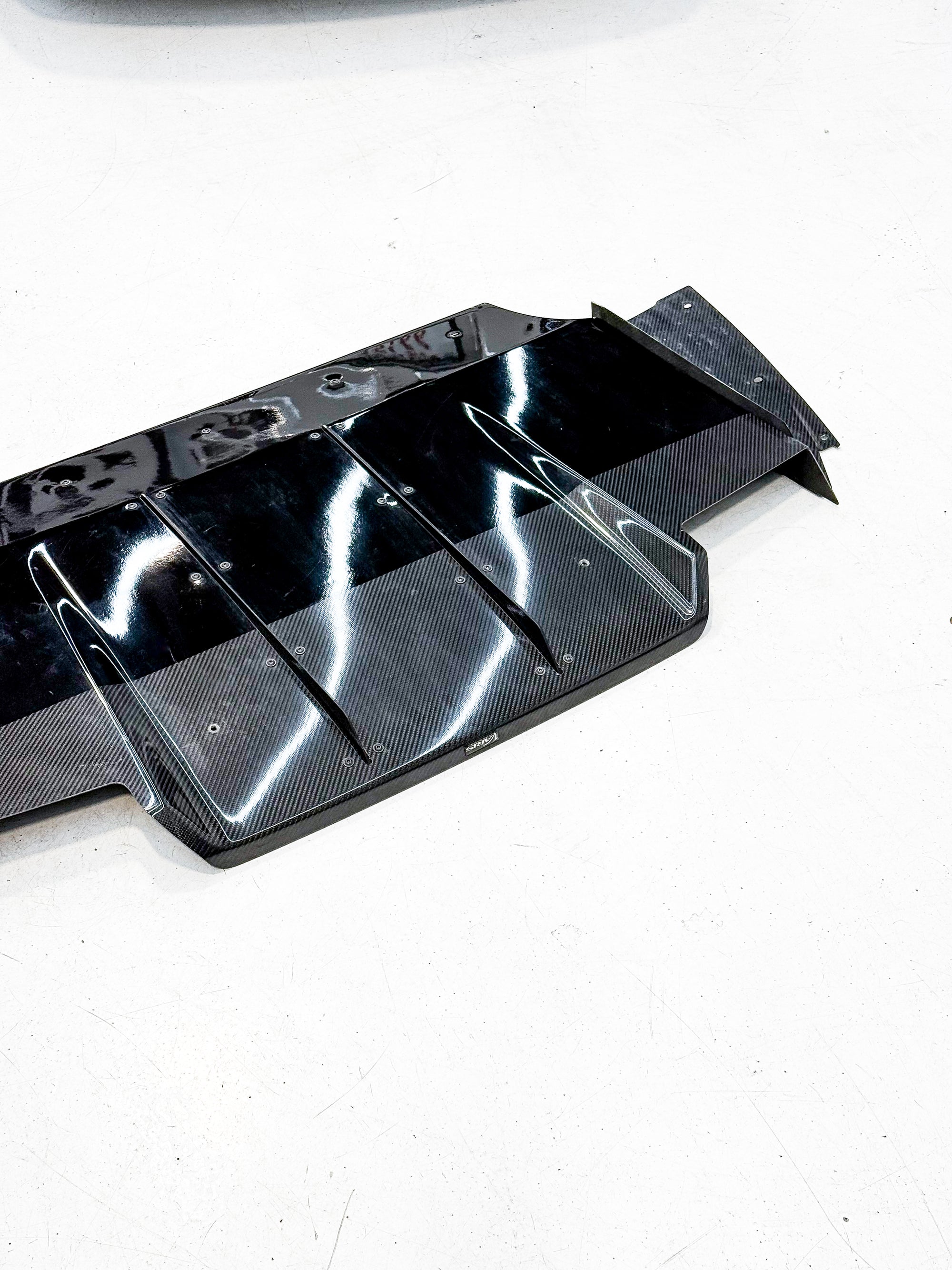 PRE-OWNED VARIS HALF CARBON DIFFUSER SUBARU STI GVB