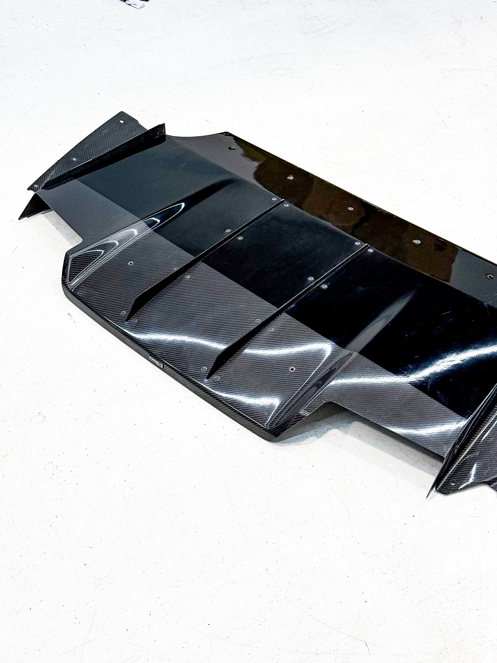 PRE-OWNED VARIS HALF CARBON DIFFUSER SUBARU STI GVB