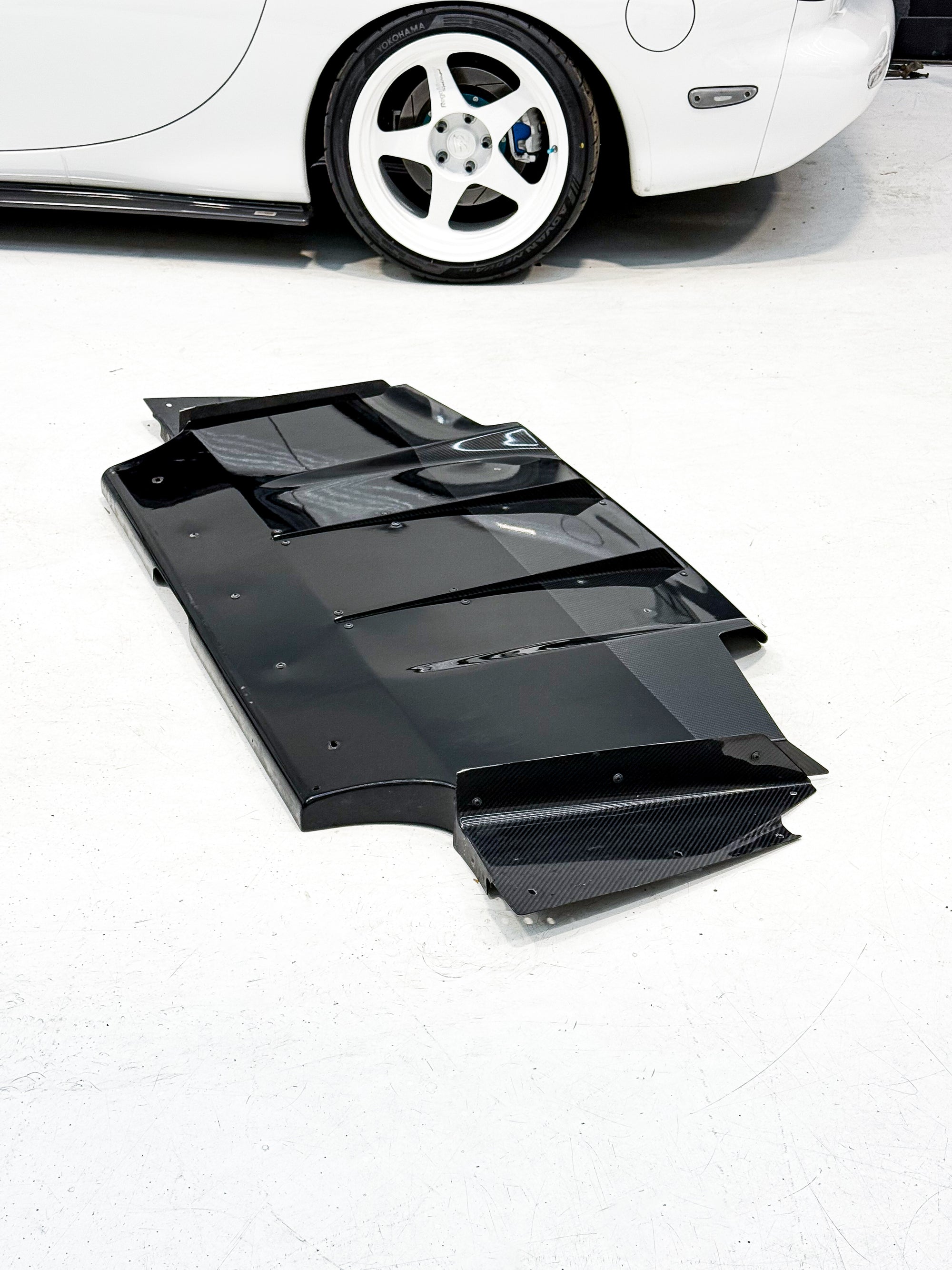 PRE-OWNED VARIS HALF CARBON DIFFUSER SUBARU STI GVB