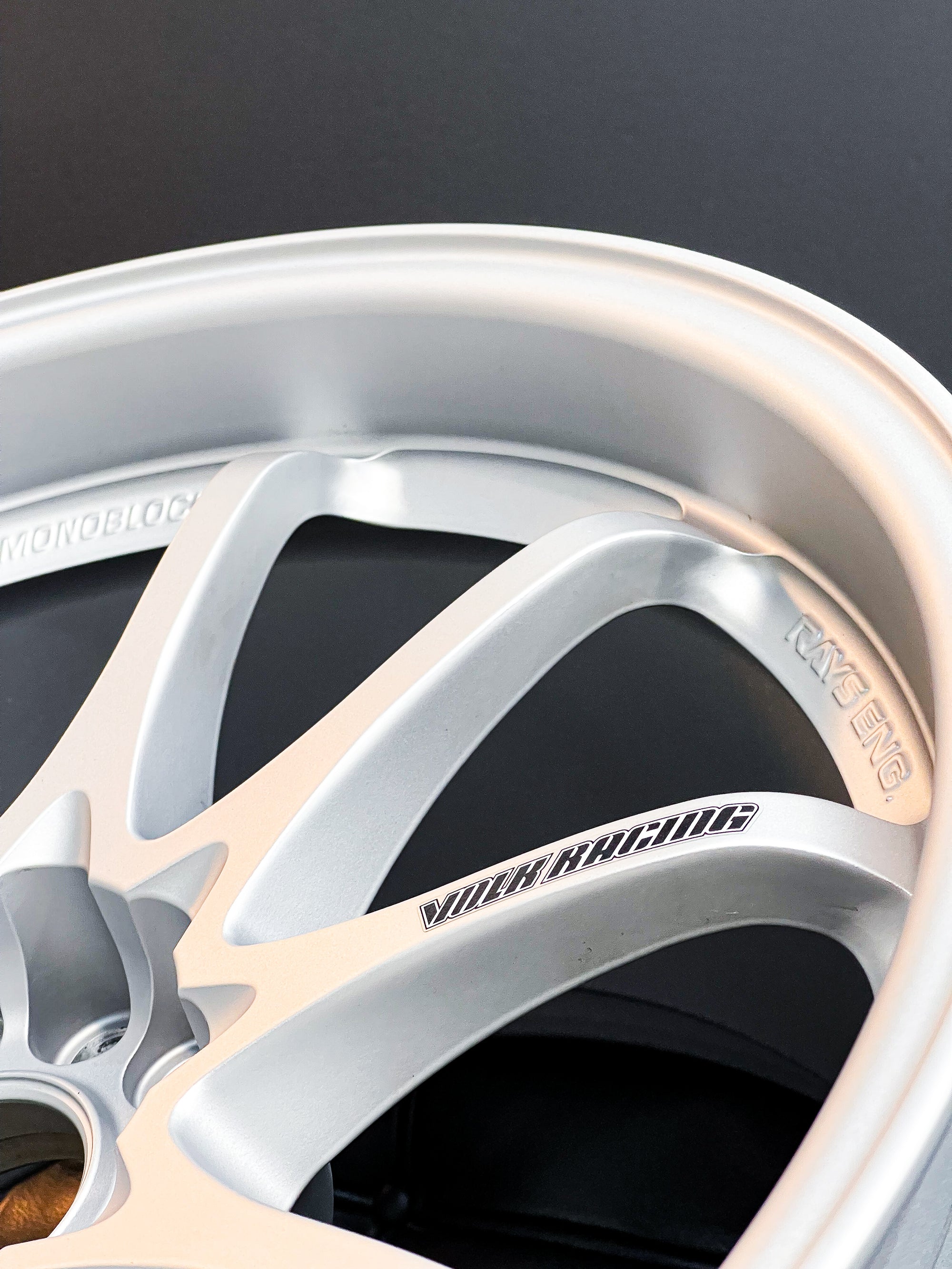 VOLK RACING CE28SL 18X10.5 +15 5X114.3 FS