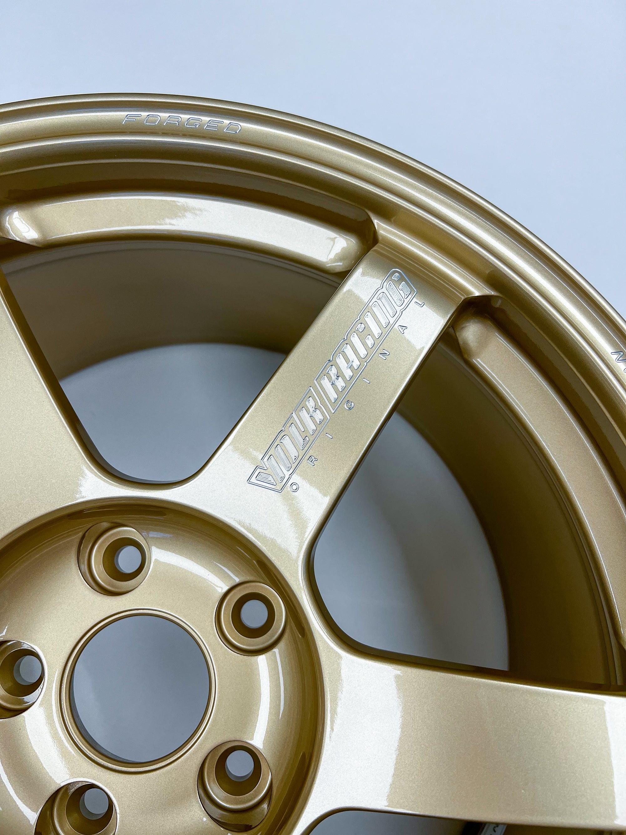 VOLK RACING TE37 SAGA 18X9.5 +38 5X114.3 GO